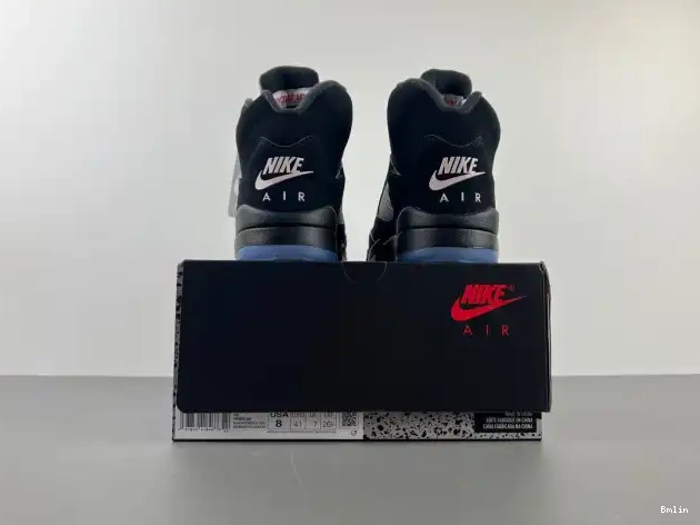 Boostmaster lin Metallic HF3975-001 Jordan Black Reimagined Air 5 0609